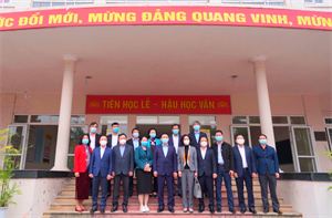 Đồng chí Vương Đình Huệ - Uỷ viên Bộ Chính trị, Bí thư Thành ủy Hà Nội về thăm trường
