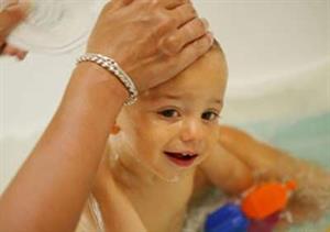 Trẻ sơ sinh: Không phải cứ tắm nhiều là tốt! 