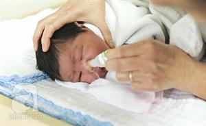 Nguy hại không lường khi lạm dụng nước muối sinh lý vệ sinh mũi cho con nhỏ