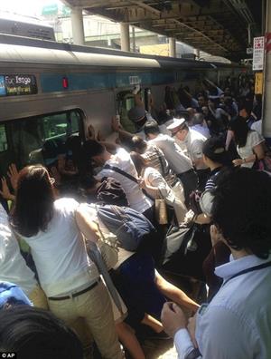 40 người xô nghiêng tàu hỏa, cứu phụ nữ bị kẹt
