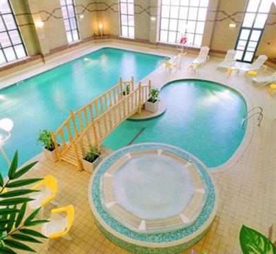 20 thiết kế bể bơi trong nhà đẹp nhất